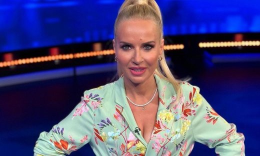 Μπεκατώρου: Η καλοκαιρινή εμφάνιση με καμπάνα και λευκό t-shirt «σπάει» τα στιλιστικά πρωτόκολλα