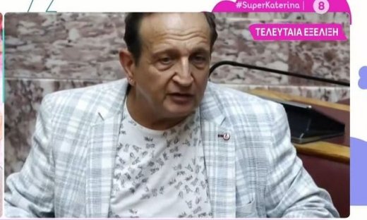 Ο Σπύρος Μπιμπίλας ξαναχτυπά: Φόρεσε μπλούζα με μύγες-Το καυστικό σχόλιο του Στέφανου Κωνσταντινίδη