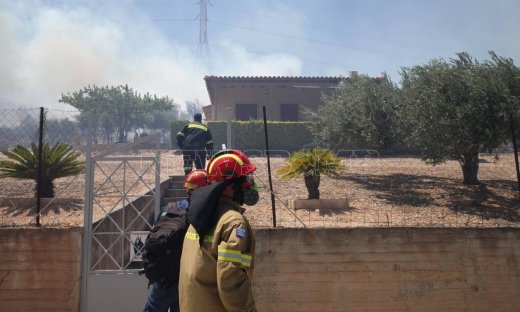 Μεγάλη φωτιά στον Κουβαρά - Εκκενώθηκαν οικισμοί, υπεράνθρωπες προσπάθειες με 7 μποφόρ