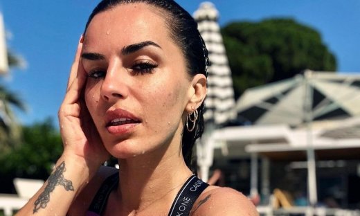 Η Χριστίνα Κολέτσα έκοψε πάρα πολύ κοντά τα μαλλιά της