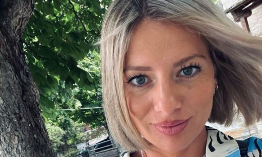 Η Ελένη Χαμπέρη έγινε νονά φορώντας το πιο εντυπωσιακό φόρεμα και η Σταυρούλα Χρυσαειδή την αποθέωσε