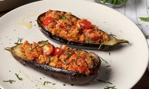 Μελιτζάνες γεμιστές με κινόα από τον Άκη Πετρετζίκη