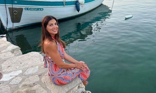 Σταματίνα Τσιμτσιλή: Bόλτα σε λιμανάκι της Πάρου με τα παιδιά της