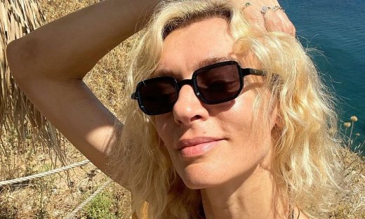 Ζέτα Δούκα: Πρώτες διακοπές χωρίς τον Μιχάλη Χατζηαντωνά - Οι πόζες με μαύρο μπικίνι στην Αστυπάλαια