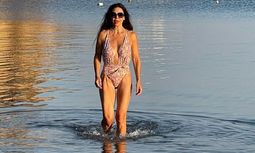 Ναταλία Δραγούμη: Έτσι είναι το κορμί της 50χρονης ηθοποιού με μαγιό και χωρίς ρετούς!