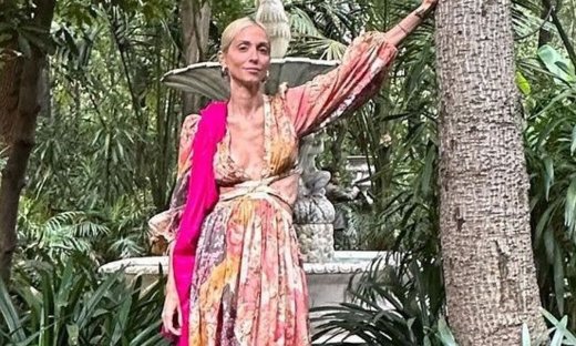 Οι δύο λεπτομέρειες που έκαναν τη διαφορά στο boho look της Σοφίας Καρβέλα σε γάμο στο Μεξικό