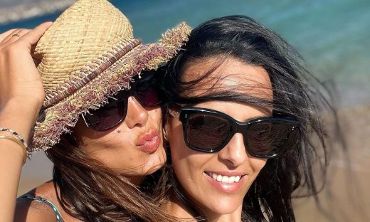 Σταματίνα Τσιμτσιλή-Όλγα Λαφαζάνη: H πιο Happy συνάντηση στο νησί - Οι εντυπωσιακές πόζες με μαγιό