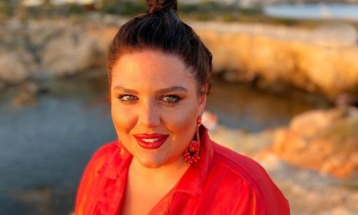 Το μήνυμα της Δανάης Μπάρκα από τις διακοπές της: «Να γυρνάς την πλάτη σε ό,τι σε στεναχώρησε»