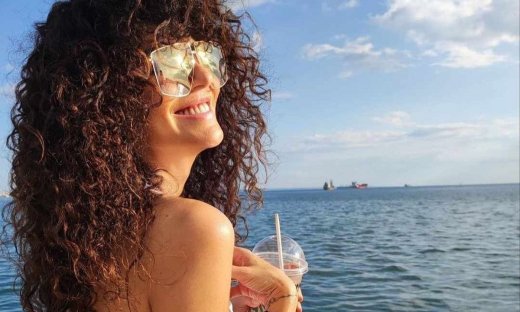 To σχόλιο της Κωνσταντάκη στην Σολωμού για το «λιτό» beach look