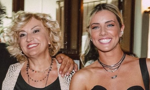 Η Υρώ Μανέ με την κούκλα κόρη της Φαίδρα στη Χίο και με τα looks που επιλέγουν μοιάζουν σαν αδερφές