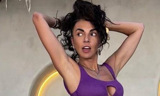 Η Μαρία Σολωμού βρήκε το πιο έξυπνο hack να τιθασεύσει τα πλούσια σγουρά μαλλιά της στην παραλία