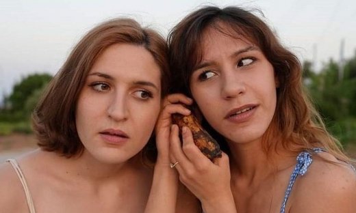 Σκιαδαρέσης - Μάλφα: Οι δίδυμες κόρες τους ποζάρουν με μαγιό και θυμίζουν μοντέλα του '70