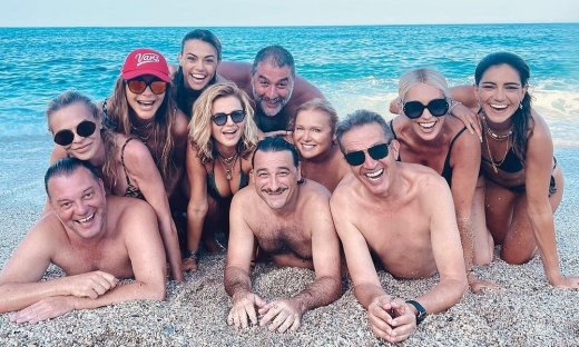 Μαρία Μπακοδήμου: Οι φωτό στην παραλία με τους αγαπημένους της φίλους μετά το τρικούβερτο γλέντι