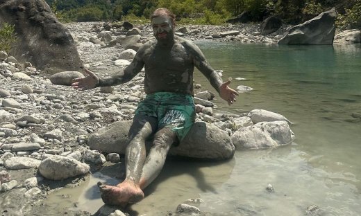 Αγνώριστος ο Χρήστος Φερεντίνος στη νέα φωτό από τις διακοπές του