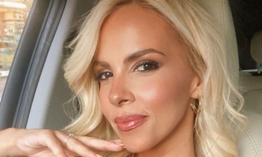 Η Τζένη Μελιτά έκοψε τα μακριά μαλλιά της κάνοντας την πιο ανατρεπτική αλλαγή λίγο πριν παντρευτεί