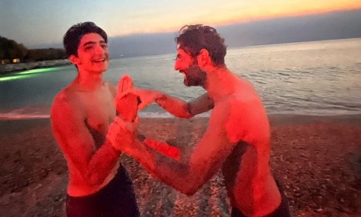 Νίκος Κουρής: Οι σπάνιες φωτό με τον γιο του να... παλεύουν στην παραλία! Και μοιάζουν τόσο πολύ...