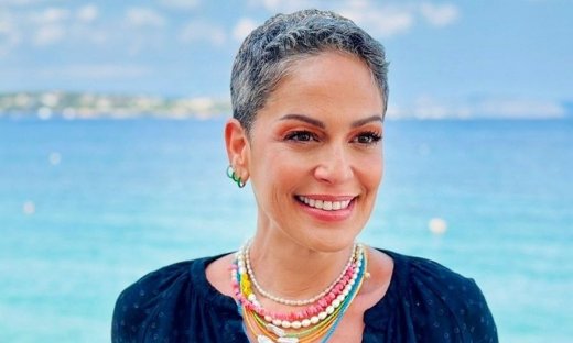 4 επώνυμες που άφησαν γκρίζα τα μαλλιά τους και το μήνυμά τους