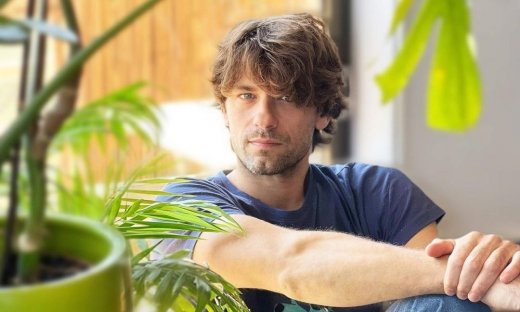 Αποστόλης Τότσικας: Οι πρώτες εικόνες ως «Παύλος-Φίλλιπος» - Δείτε τον στα γυρίσματα της Ηλέκτρας