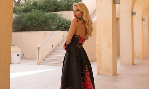 Αν γίνεσαι νονά τον Σεπτέμβριο, η Καινούργιου έχει τα 3 φορέματα