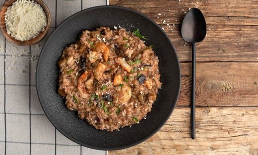 Ριζότο με γαρίδες και μελιτζάνες από τον Άκη Πετρετζίκη