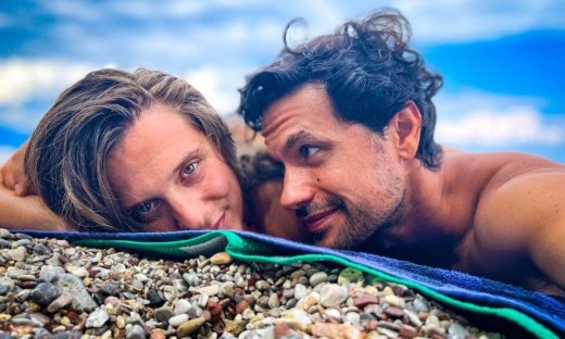 H Γεωργία Κρασσά βρήκε το ιδανικό ρούχο για μαυρισμένη επιδερμίδα