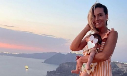 Ιωάννα Μαλέσκου: Αγκαλιά με την 4 μηνών κόρη της