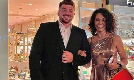 Ο γοητευτικός γιος της Βούλας Πατουλίδου της μαθαίνει το TikTok: Ο απολαυστικός διάλογος