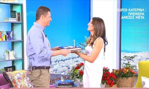 Αντώνης Σρόιτερ: Γενέθλια στο πλατό του Happy Day– «Σε αυτή τη σκ@@τοεποχή δεν είμαστε για τούρτες»