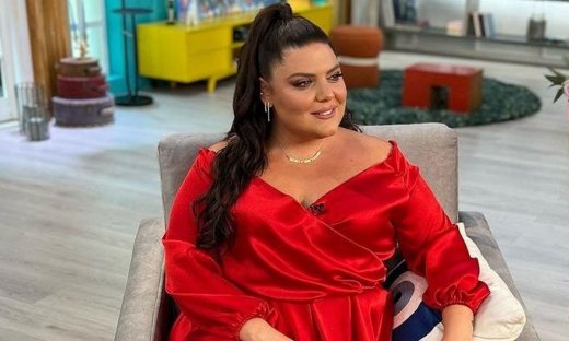 Με το δεξί η πρεμιέρα της Δανάης Μπάρκα, κόκκινο μίνι και πολύ μακριά μαλλιά - Η διαφορά με πέρσι