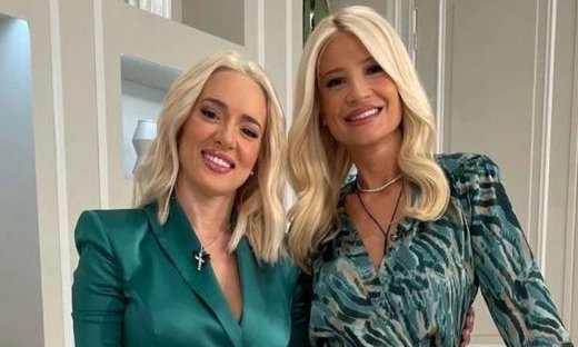 Σούπερ ανανεωμένη η Καλομοίρα με πράσινο μίνι φόρεμα στη Σκορδά