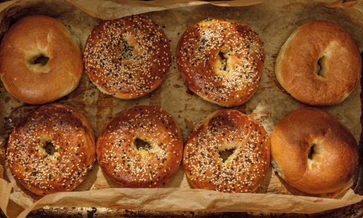 Συνταγή για bagels με τριμμένη παρμεζάνα