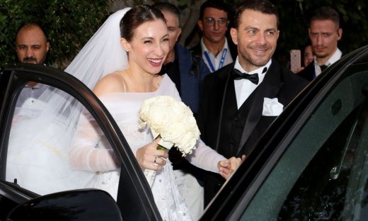 Maxi με σκίσιμο στο πλάι: Η παίκτρια του Survivor που μαγνήτισε τα βλέμματα στον γάμο του Ντάνου