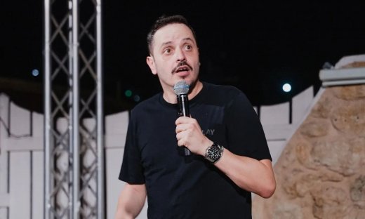 Η σαρωτική εμφάνιση του Αλέξανδρου Τσουβέλα στο θέατρο Πέτρας