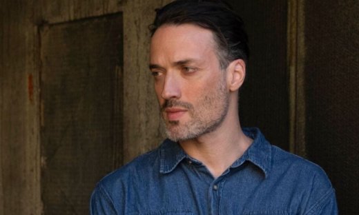 Δύο λόγοι για να αγαπήσουμε ξανά τον Ανδρέα Κωνσταντίνου: Από τη «Μικρά Αγγλία» στο «Μετά τη φωτιά»