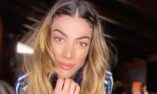 Η Ήβη Αδάμου ερμηνεύει Δέσποινα Βανδή, ενώ η ομοιότητα με τη Μελίνα Νικολαΐδη είναι ολοφάνερη