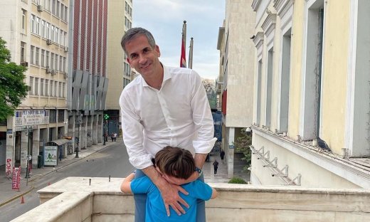 Κώστας Μπακογιάννης: Βόλτα με τον γιο του μία μέρα πριν τις εκλογές