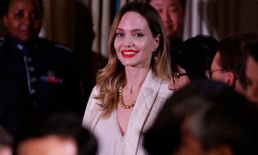Η Angelina Jolie δίχασε το Twitter μετά τις φωτογραφίες ως Μαρία Κάλλας στη νέα ταινία του Larraín