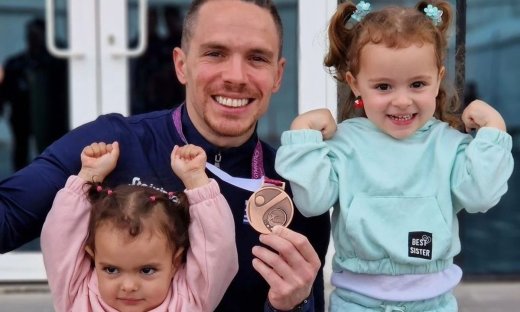 Λευτέρης Πετρούνιας: Βόλτα με τις κόρες του