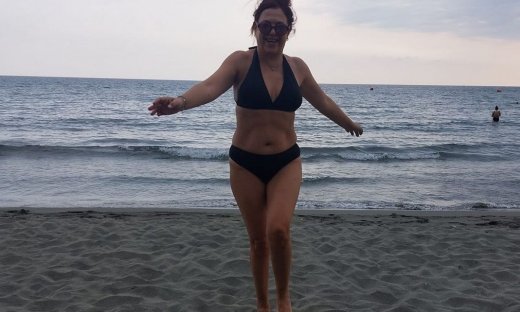 Η Ελένη Ράντου ποζάρει με μαύρο σέξι μπικίνι στα 57 της και μοιάζει σαν κοριτσάκι
