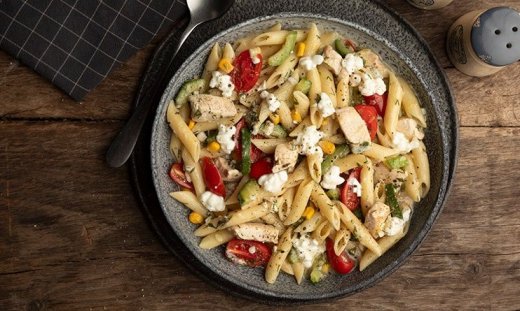 Πένες με κοτόπουλο και τυρί cottage από τον Άκη Πετρετζίκη