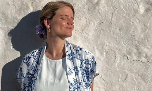 Στις νέες photos με φουσκωμένη κοιλίτσα η Δανάη Μιχαλάκη ποζάρει στην «Παραλία» της καρδιάς της