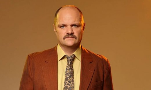 Η παραλία: Ο Αστυνόμος Καραχάλιος επιστρέφει στα Μάταλα