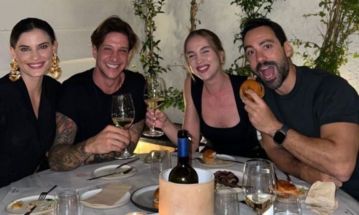 Μπόμπα - Εξαρχοπούλου με παρόμοια σέξι looks σε έξοδο με τους αγαπημένους τους