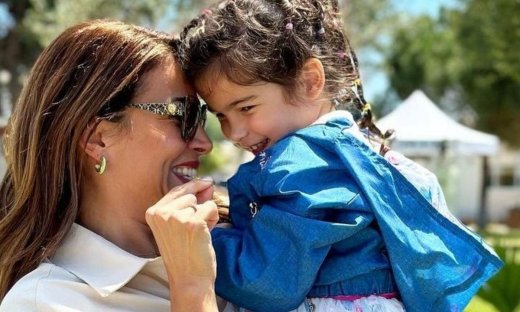 Η κόρη της Χατζίδου μαθαίνει τι γιορτάζουμε την 28η Οκτωβρίου