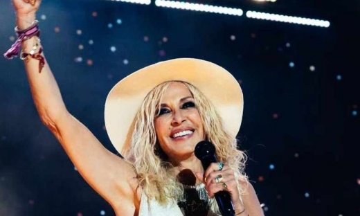 Η Άννα Βίσση μετά από χρόνια εμφανίστηκε με πολύ μακριά μαλλιά