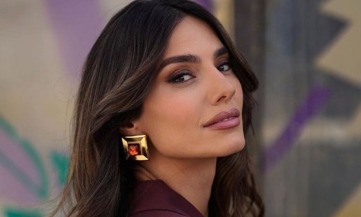 Το βουργουνδί είναι το μυστικό σε αυτά τα looks της Ηλιάνας Παπαγεωργίου-Δες τι θα θες αντιγράψεις