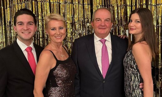 Παζαΐτη: Eπίσημη έξοδος με τον Καραμανλή,1 χρόνο μετά το θεατρικό της ντεμπούτο & το κοινό στα looks