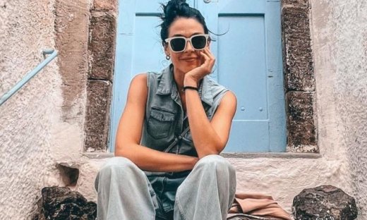 Τζιν παντελόνι, δύο φθινοπωρινά looks & η Ιωάννα Τριανταφυλλίδου μάς έβαλε τα γυαλιά (εικόνες)