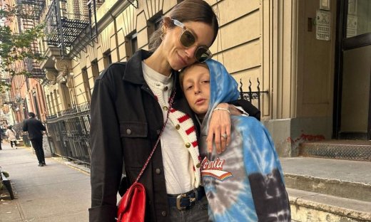 Η Σοφία Καρβέλα έχει αγάπη για τους γιους και τη μόδα