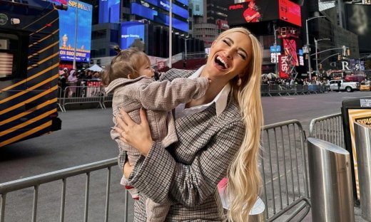 Η Ιωάννα Τούνη ποζάρει με τον Πάρη στη Νέα Υόρκη